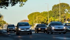 Justiça mantém suspensão de lei que obriga motoristas a acender farol em rodovia