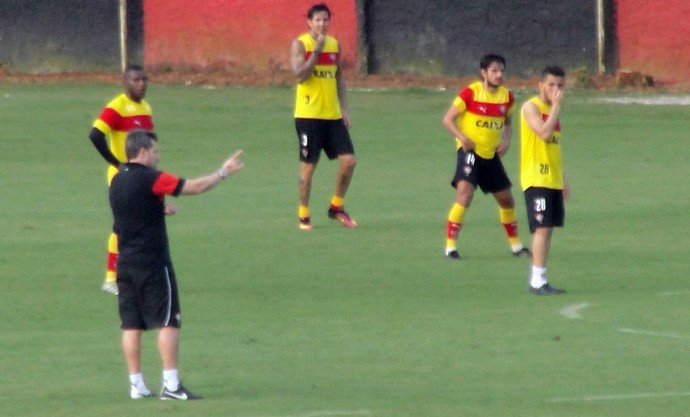 Olha quem voltou: Vitória suspende punição, e Victor Ramos treina na Toca