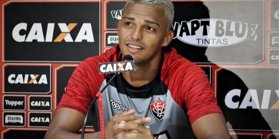 Zagueiro do Vitória isenta técnico da derrota no clássico e afirma: 