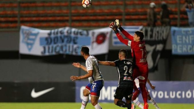 Com mais um de Gilberto, Bahia vence o Cerro e leva boa vantagem para o Uruguai