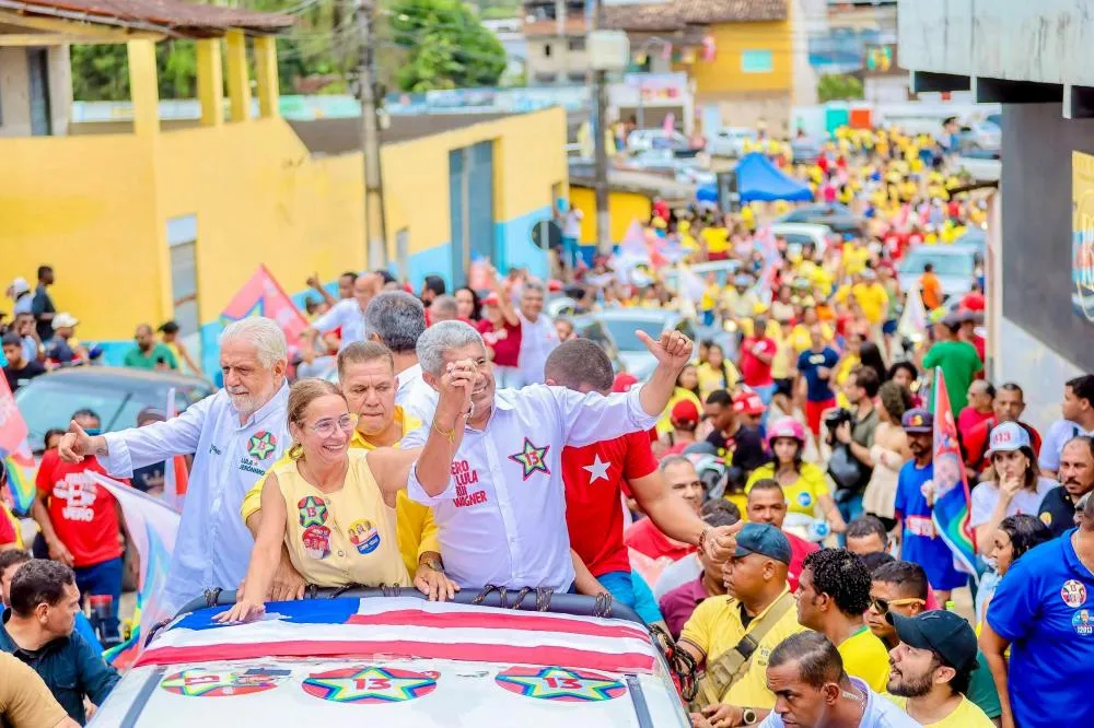 Com 13 no peito, prefeita de Uruçuca que deixou o União Brasil e ACM Neto comanda carreata do Time de Lula com Jerônimo
