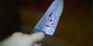 Mulher é esfaqueada após reclamar com vizinha por ela jogar lixo na porta de casa