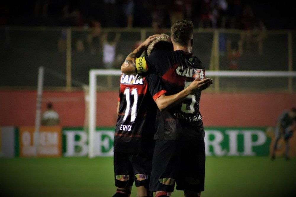 Em duelo de Leões: Vitória vence o Sport, respira no Brasileiro e coloca rival em crise