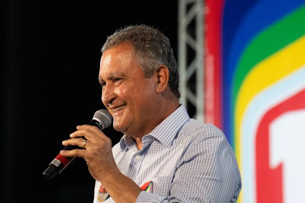 Rui Costa defende avanço na agroindústria, reforço na educação de base e maior rigor penal em entrevista à Rádio Boa FM Alagoinhas