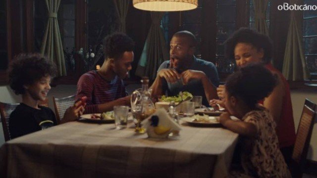 Propaganda do Boticário com família negra sofre ataques na internet