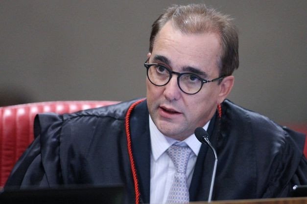 Ministro do TSE aprova serviços do próprio escritório ao DEM