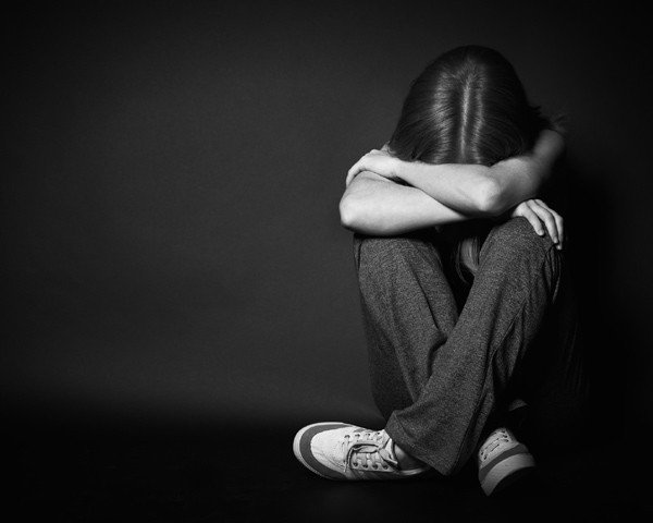 Homens armados serram grades de cela e libertam suspeito de estuprar filha de quatro anos na Bahia