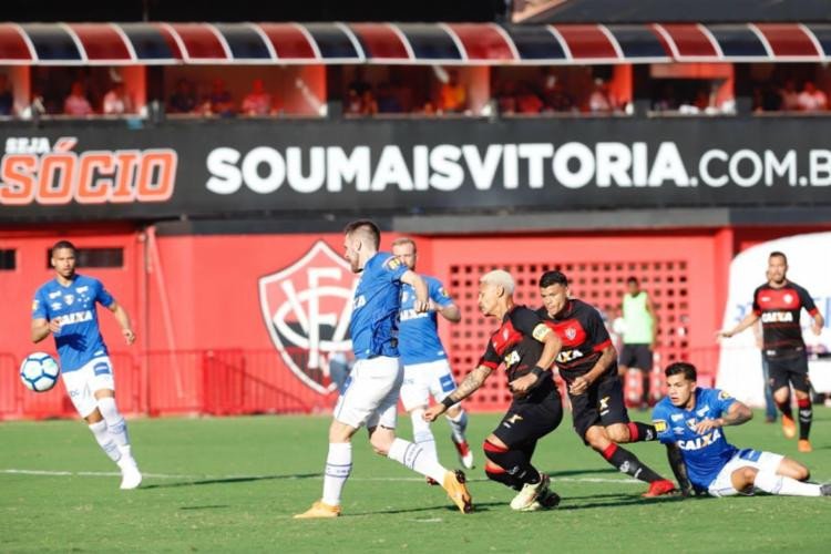 Vitória sai na frente com Neilton, mas cede empate ao Cruzeiro no Barradão