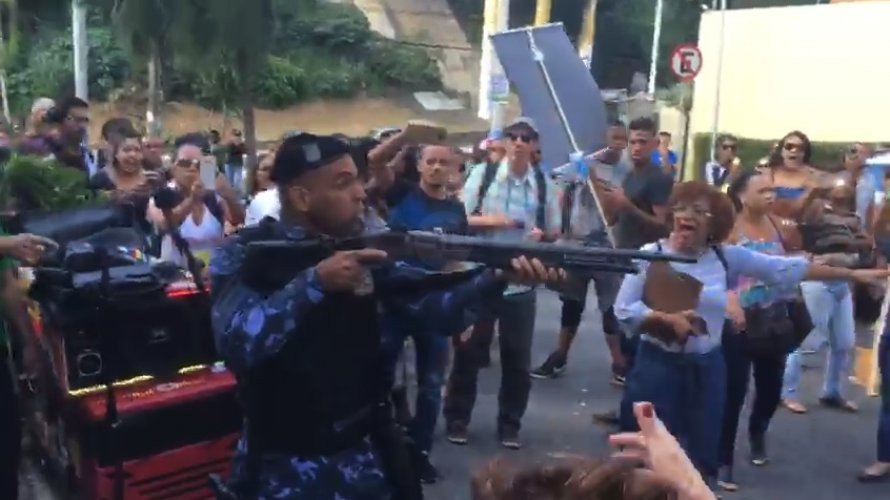 Vídeos: em greve, professores são agredidos por guardas municipais de Salvador