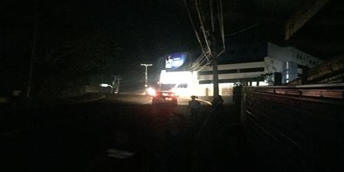 Estudantes reclamam de escuridão em ladeira do Stiep