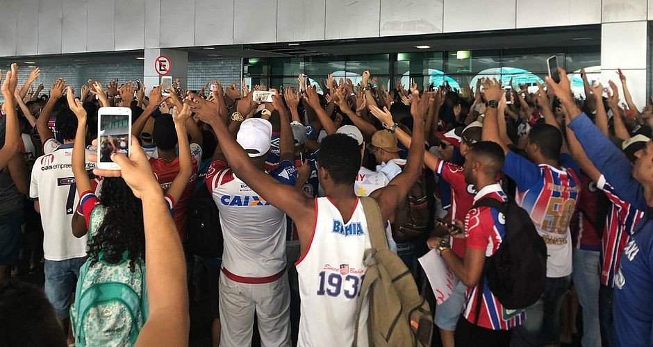 Torcida do Bahia lota aeroporto durante embarque da equipe
