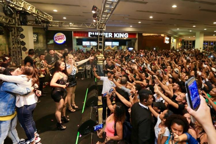 Calcinha Preta lota shopping em Salvador com a volta de Silvânia e Paulinha