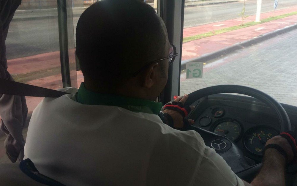 Dupla armada assalta ônibus no bairro de Águas Claras, em Salvador; suspeitos fugiram