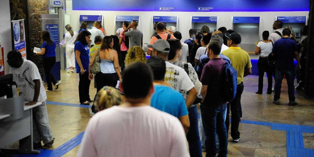 Aposentados em atividade podem sacar FGTS mensalmente; entenda