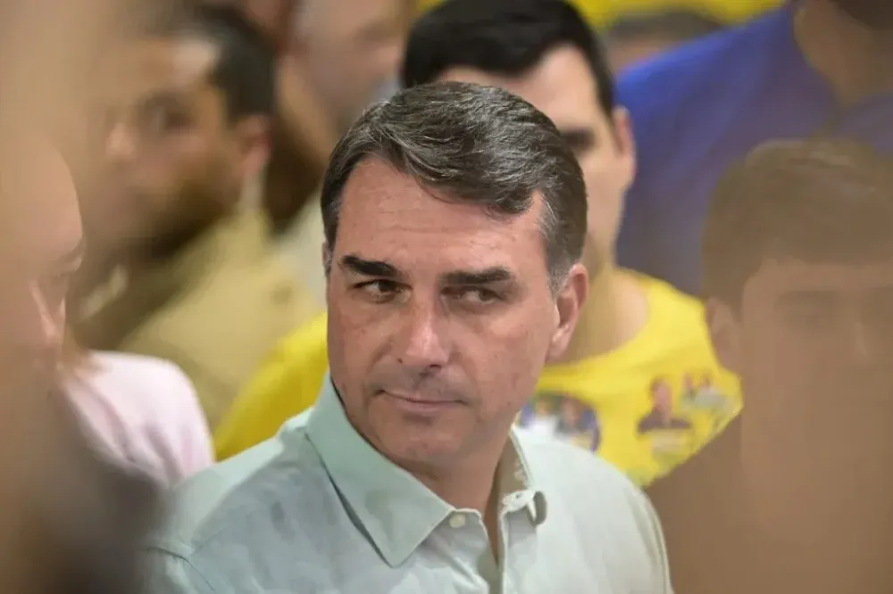 Flávio Bolsonaro teria deixado o Brasil rumo à Argentina após decisão do STF em avião particular