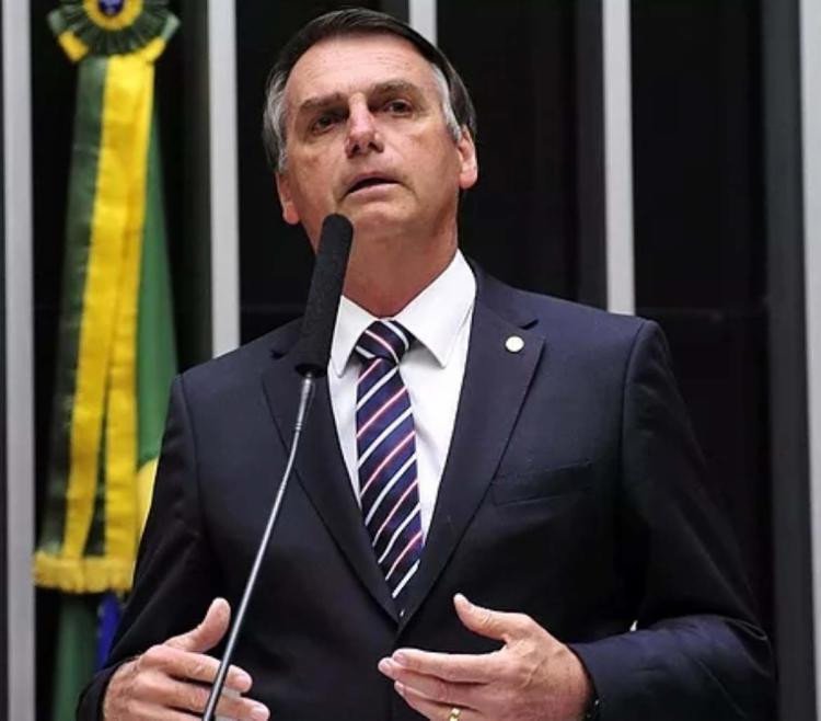 Após confusão, Bolsonaro é esfaqueado e levado ao hospital