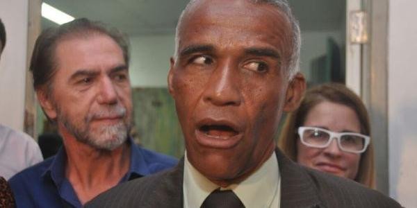 Deputado Pastor Sargento Isidório cai de minitrio durante ato político