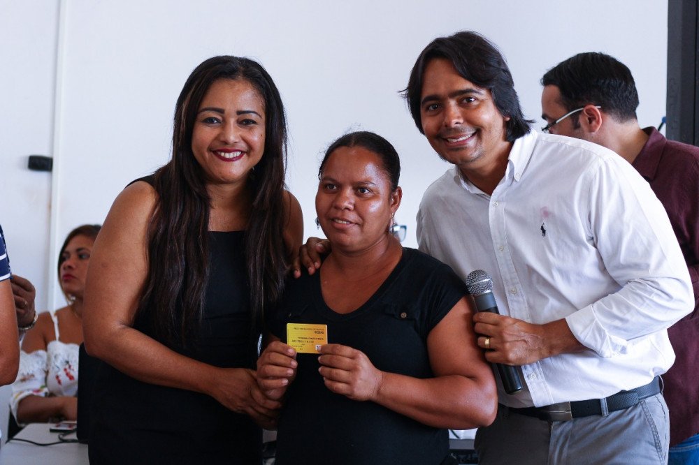 Prefeitura de Candeias entrega cartão do Programa de Atenção Integral para famílias cadastradas