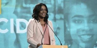 Joyce Ribeiro é aclamada por ser a primeira jornalista negra a mediar debate presidencial