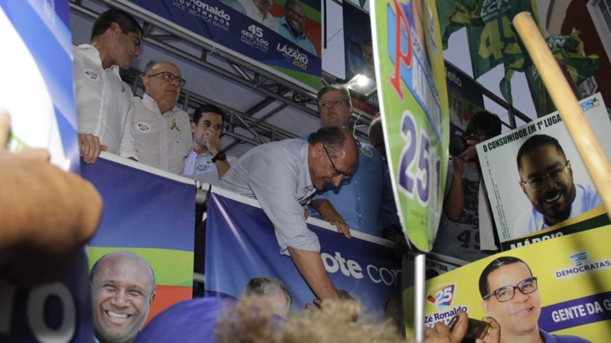 Homem com faca tenta invadir palco em evento com Alckmin em Salvador