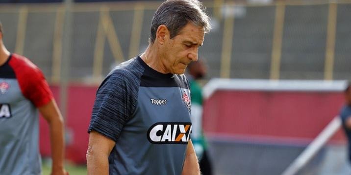 Carpegiani diz que Vitória foi ingênuo e planeja 'repensar' a equipe