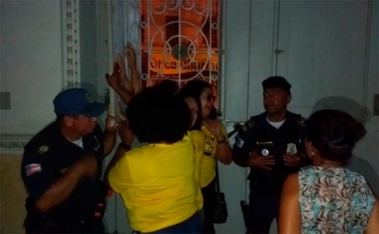 Professores são trancados pela Guarda Municipal na Prefeitura de Feira de Santana