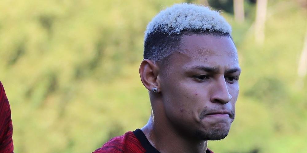 Carpegiani esboça time para pegar o São Paulo; Neilton e Léo Ceará viram titulares