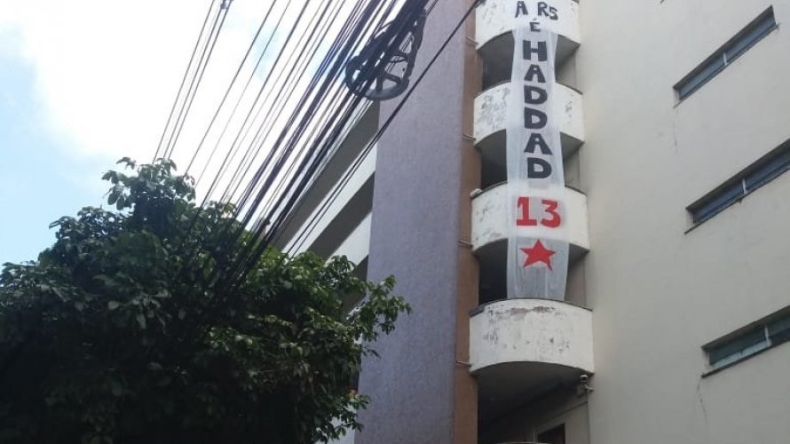 Residência universitária da Ufba estampa faixa de apoio a Haddad