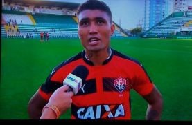 Vitória goleia a Chapecoense e pula para 12º