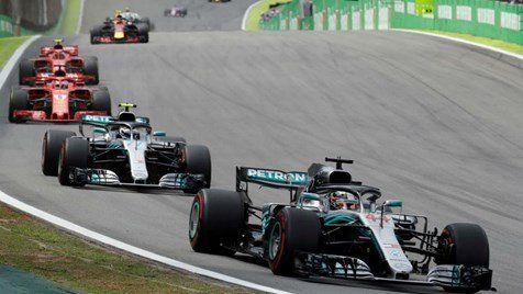 Verstappen dá show em Interlagos, mas é atrapalhado por retardatário, e Hamilton vence o GP do Brasil