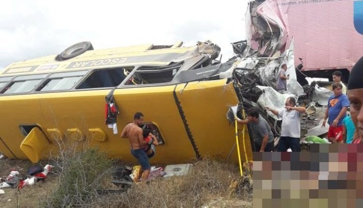 Sobe para 5 o número de mortos em acidente com ônibus escolar e carreta