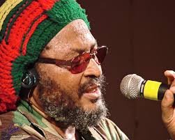 Candeias: Hoje tem Edson Gomes na Praça