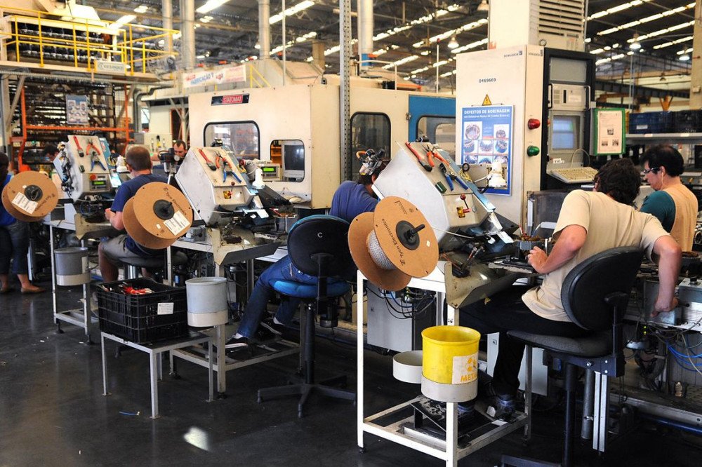 Produção industrial cresce 0,2% de setembro para outubro, diz IBGE