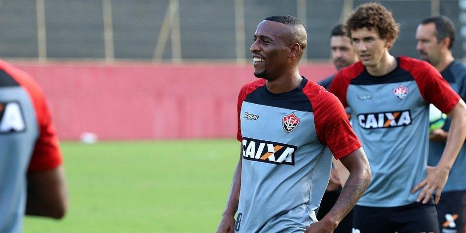 Vitória deve renovar com três jogadores essa semana
