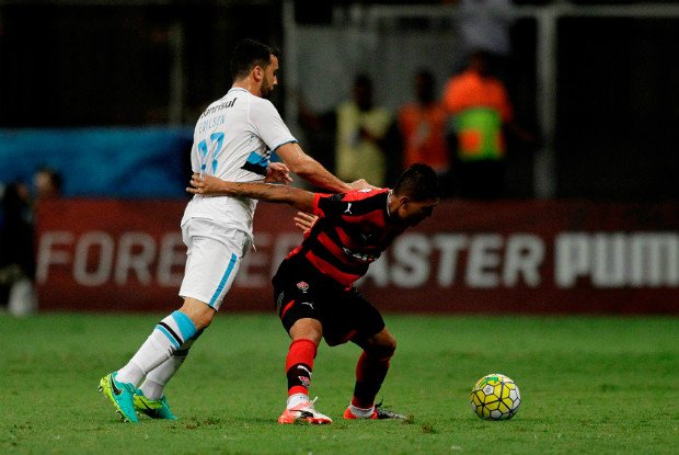 Casa de praia? Em noite de 'azar', Vitória joga mal e cai diante do Grêmio