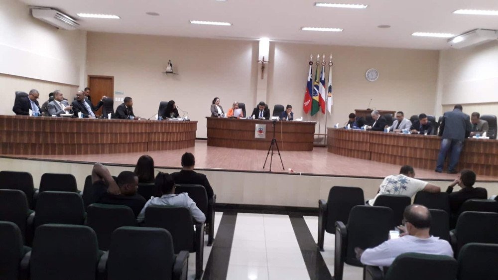 Candeias: Em sessão tomada por bate-bocas e autodefesas, vereadores aprovam o orçamento municipal de 2019.