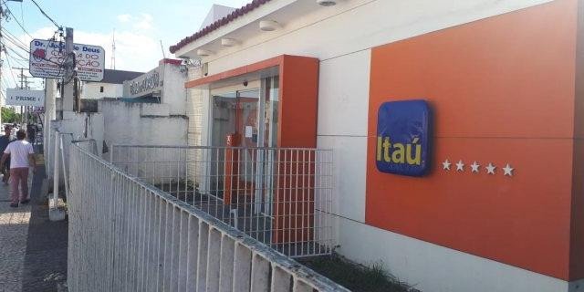 Bandidos arrombam caixas eletrônicos em banco de Feira de Santana