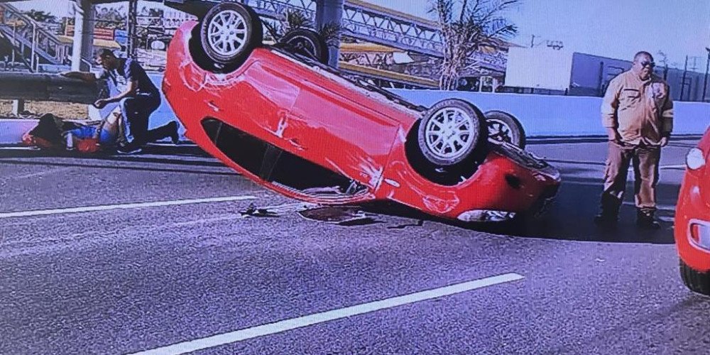 Acidente complica trânsito na Paralela nesta quarta-feira (2)