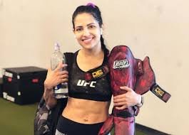 Lutadora do UFC reage a assalto e dá surra em ladrão no Rio