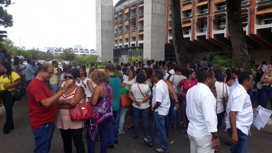 Diretores de escolas estaduais fazem ato na Governadoria contra regime de dedicação exclusiva