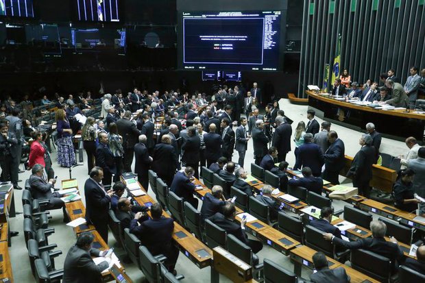 Câmara aprova em primeiro turno texto da PEC que limita gastos