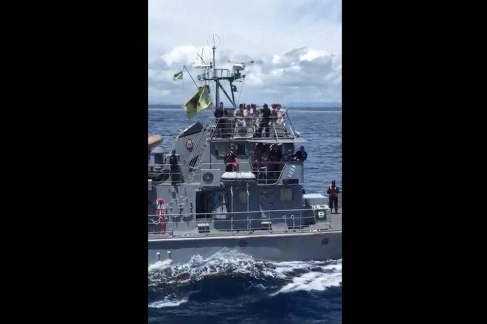 Militares dançam 'Jenifer', e Marinha diz que comportamento é 'inaceitável'