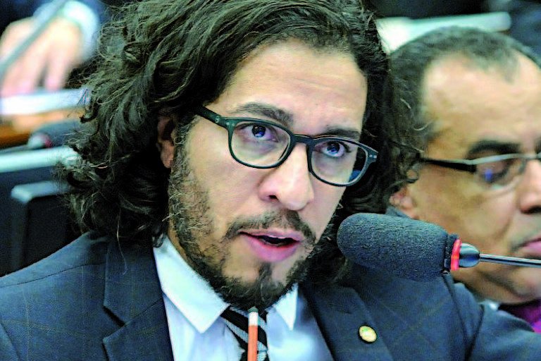 Com medo de ameaças, Jean Wyllys, do PSOL, desiste de mandato e deixa o Brasil