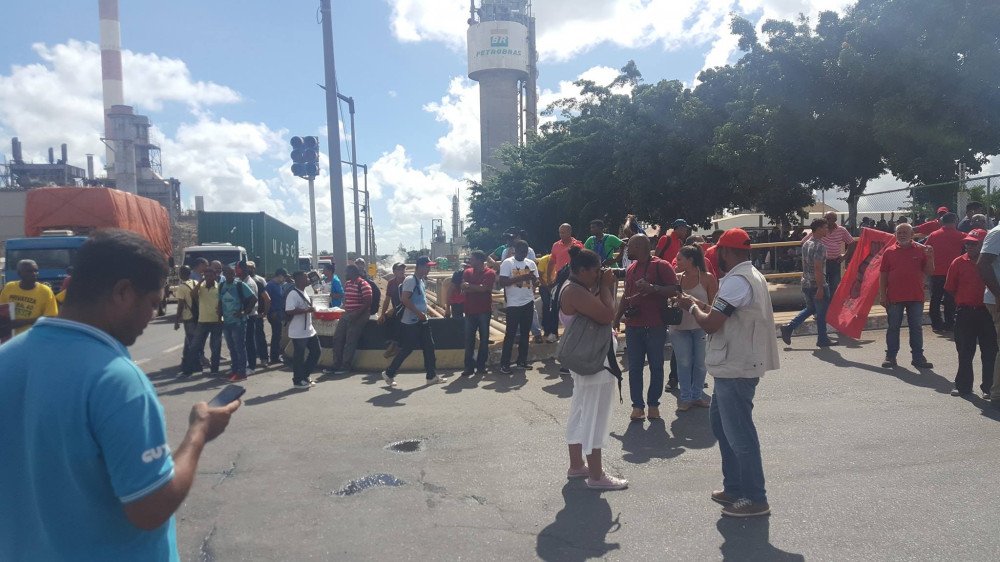 Trabalahdores realizam manifestação no Polo de Camaçari contra fechamento da Fafen