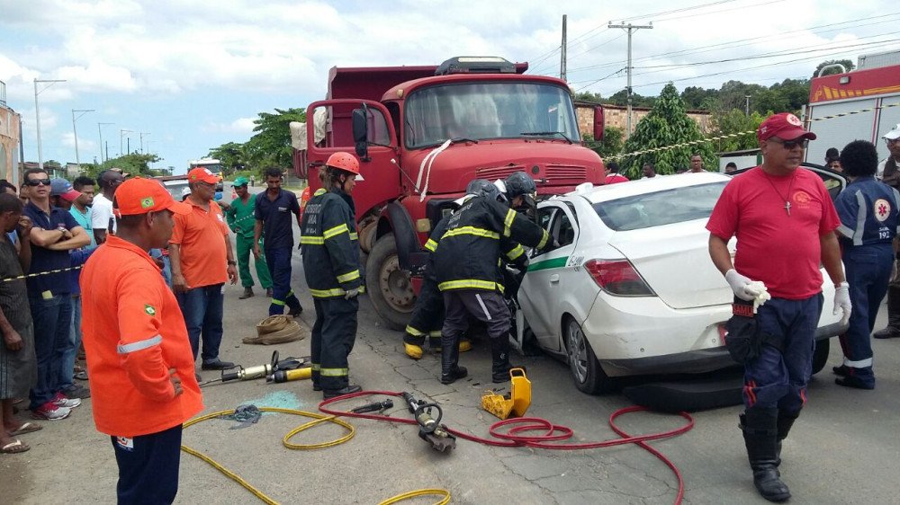 Candeias: Homem fica preso nas ferragens após acidente com caçamba