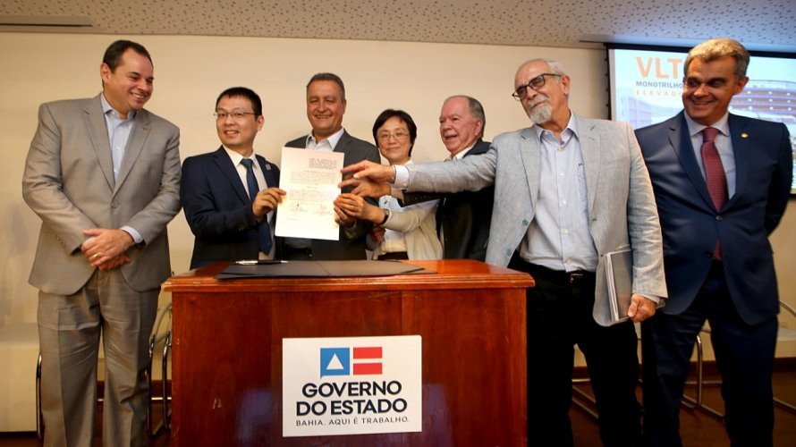 Rui Costa assina contrato para início das obras de implantação do VLT em Salvador
