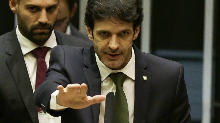 Ministro do Turismo sabia de esquema para PSL lavar dinheiro, diz ex-candidata