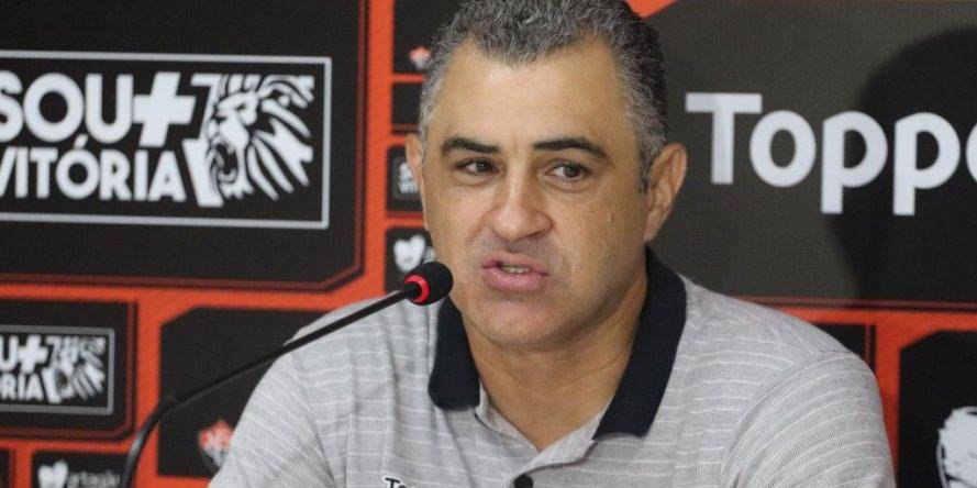 Chamusca não parece temer demissão: 