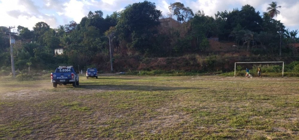 Jovem é resgatado por PMs pouco antes de ser morto por suspeitos de tráfico