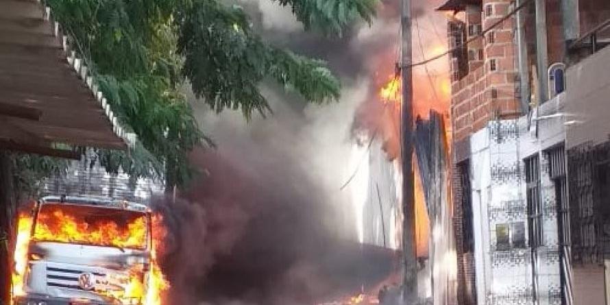 Salvador: Incêndio na fábrica da Ortobom em Valéria começa a atingir casas na região